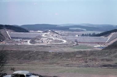 Hauptdamm der Biggetalsperre während des Baus von der späteren Seeseite, Attendorn ca. 1960.<br>Foto: LWL-Medienzentrum für Westfalen/Richard Dietrich  