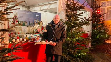 Dr. Georg Lunemann, der Direktor des LWL, freut sich über den LWL-Weihnachtsmarkt im Erbdrostenhof in Münster.  &lt;br&gt;Foto: LWL 