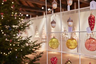 Die Verkaufsausstellung in der Glashütte Gernheim bietet eine große Auswahl an traditionellem Christbaumschmuck aus Thüringen.<br>Foto: LWL / Frauke Kreutzmann