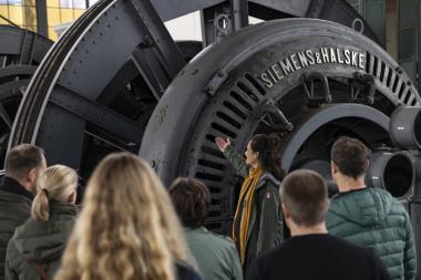 Die Maschinenhalle mit der über 120 Jahre alten elektrischen Fördermaschine steht im Mittelpunkt einer Führung am Sonntag.<br>Foto: LWL / Julia Gehrmann 