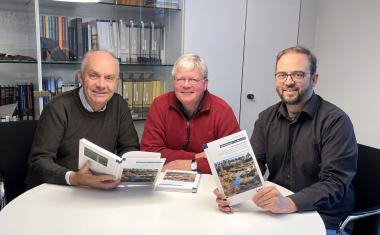 Mit dem 110. Band der renommierten Reihe &quot;Abhandlungen&quot; legt das LWL-Museum für Naturkunde ein bedeutendes Werk für Naturschutz und Forschung vor. Die Herausgeber und Autoren (v. re.) Prof. Dr. Jan Ole Kriegs, Dr. Christoph Lünterbusch und Dr. Bernd Tenbergen freuen sich über das soeben erschienen Buch.&lt;br&gt;Foto: LWL/Fialla 