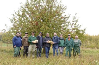 Die Ernte der Streuobstwiesen wird symbolisch an die Lebenshilfe Detmold e.V. überreicht. Darüber freuen sich Manuel Tölle (4.v.l./Lebenshilfe Detmold e.V.), Dr. Christian Höing (5.v.l./LWL-Freilichtmuseum Detmold), Markus Hengstmann (6.v.l./LWL-BLB) und Maximilian Seidel (7.v.l./Lebenshilfe Detmold e.V.) gemeinsam mit Mitarbeitern der Lebenshilfe.&lt;br&gt;Foto: LWL/Klein 
