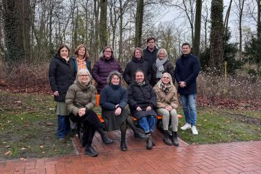 Setzen sich gemeinsam gegen Gewalt an Frauen ein: (hinten v.l.) Sandra Kätker, Barbara Titze, Andrea Beckmann, Kaja Ferreira Torres, Dr. Bernward Siegmund, Angelika Kortemeyer, Timo Siebert, (vorne v.l.) Mechthild Bischop, Marita Unterauer, Britta Möller und Sandra Peters.&lt;br&gt;Foto: LWL/Barbara Köhling 