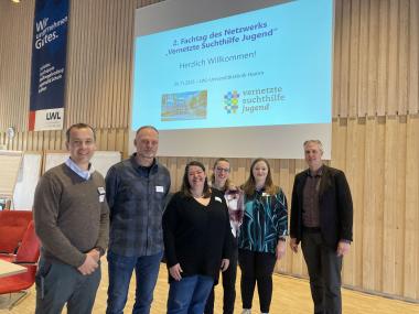 Trafen sich zum Austausch beim Fachtag in der LWL-Uniklinik Hamm (v.l.): Vertreter:innen des Netzwerks &quot;Vernetzte Suchthilfe Jugend&quot; (v.l.) Dr. Moritz Noack, Oberarzt und Suchtexperte der LWL-Uniklinik Hamm, Oliver Berghammer (Malteser Werke Hamm), Lioba Krüger (Arbeiterwohlfahrt Dülmen), Eva-Maria Harlake (Malteser Auxilium Reloaded), Lina Föcking (Caritasverband Kreis Coesfeld) und Frank Schulte-Derne (LWL-Koordinationsstelle Sucht).&lt;br&gt;Bild: LWL/Klaudia Suilmann 