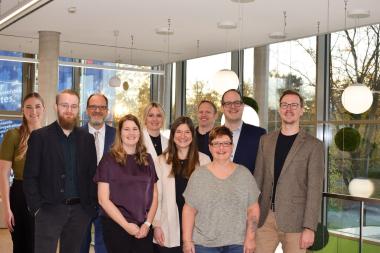 Das Kollegium der LWL-Pflegeschule Kreis Soest; 1 Reihe v.l. Marius Happe, Selina Bernard, Isabel Krischker (stellv. Schulleitung), Tanja Schramm, Michael Falbrede. 2 Reihe v.l. Julia Busch, Dirk Lau (Schulleitung), Ann-Christin Braun, Christian Schmidhuber, Thorsten Wiesrecker <br>Foto: LWL/Sophia Schuck