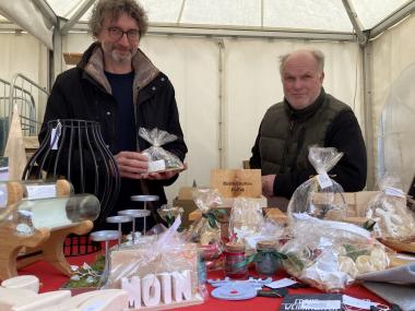 Christoph Brömmelhaus (l.), Leiter der Ergotherapie der LWL-Forensik in Hörstel, und sein Kollege Uwe Gerth beim Verkauf von weihnachtlichen Ergotherapie-Produkten.<br>Foto: LWL/Hannig