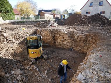 Ansicht des bereits zum Teil freigelegten Kellerraumes von Nord-West.<br>Foto: EggensteinExca/Max Diebold