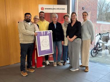 Auf viele Gäste beim vorweihnachtlichen Demenz-Tanztee freuen sich (v.l.): Kaplan Thomas Linson, Henriette Wagner und Andre Fauth (Tanzcentrum Ihr Team GmbH), Doris Richter Kreis Steinfurt), Silke Krumme (Hospiz-Verein), Regine Groß und Anke Frehse-Meyer (beide LWL-Klinik Lengerich).&lt;br&gt;Foto: LWL/Barbara Köhling 