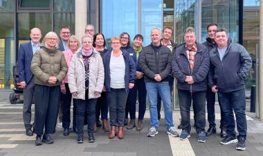 Die Jubilarinnen und Jubilare, hier mit Vertretungen von Betriebs- und Einrichtungsleitungen und Personalrat, wurden jetzt für ihre 25- oder 40-jährige Dienstzeit in der LWL-Klinik Lengerich und dem LWL-Wohnverbund geehrt.<br>Bild: LWL/Barbara Köhling