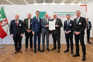 Überreichung der Förderurkunde für das LWL-Klinikum Marsberg im NRW-Gesundheitsministerium: (v.r.) Hans-Peter Tappe, Kaufmännischer Direktor des LWL-Klinikums Marsberg, LWL-Krankenhausdezernent Dr. Emanuel Wiggerich, NRW-Gesundheitsminister Karl-Josef Laumann, der Direktor des LWL, Dr. Georg Lunemann, NRW-Ministerpräsident Hendrik Wüst, Wolfgang Diekmann, Vorsitzender des LWL-Gesundheits- und Krankenhausausschusses, und Marsbergs Bürgermeister Matthias Koch.<br>Bild: Land NRW/Mark Hermenau