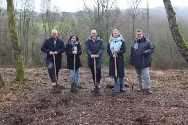 Die LWL-Aktion &quot;Azubi-Bäume&quot;, bei der 120 Teilnehmende etwa 750 Setzlinge pflanzten, war ein voller Erfolg. Froh über das Zeichen für den Umweltschutz waren (v.l.): Prof. Dr. Jens Bothe, Kaufmännischer Direktor der LWL-Kliniken Hemer und Dortmund, Canan Karapinar, Auszubildende der LWL-Klinik Hemer, Dr. Georg Lunemann, der Direktor des LWL,  Lena Busjan, Duale Studentin der LWL-Personalabteilung und Urs Frigger, Bau- und Liegenschaftsdezernent des LWL.&lt;br&gt;Bild: LWL/Philip Stenger 