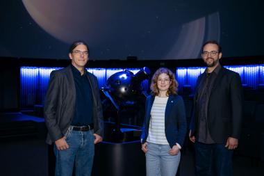 Freuen sich über die Aufnahme in das Verzeichnis des immateriellen Kulturerbes der deutschen UNESCO-Kommission der Planetarien (v.l.): Dr. Tobias Jogler, Leiter des LWL-Planetariums, Astrophysikerin Dr. Raffaela Busse aus dem astronomischen Team und Dr. Jan Ole Kriegs, Direktor des LWL-Museums für Naturkunde.&lt;br&gt;Foto: LWL/Steinweg 