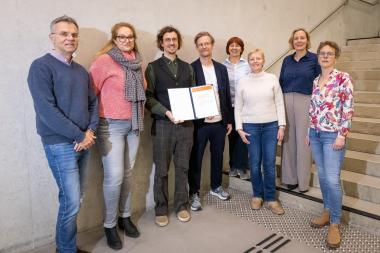 Bei der Preisverleihung auf dem DGPPN-Kongress in Berlin waren Vertreter:innen des Eintopftheaters und der LWL-Klinik Münster vertreten: (v.l.) Nils-Jörg Norden (leitender Oberarzt), Dr. Dorothee Marie Pott (bereichsleitende Oberärztin), André Voss und Frank Röpke-Kolar (Eintopftheater Münster), Dorothea Sauter (Leiterin Pflegeentwicklung), Professor Dr. Patricia Ohrmann (Ärztliche Direktorin), Verena Meyer und Yvonne Elling (Vorstandsmitglieder des Vereins Eintopf).&lt;br&gt;Bild: DGPPN/Claudia Burge 