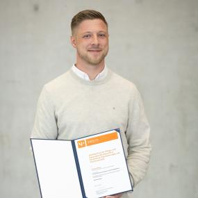 Hat den Pflegepreis der DGPPN erhalten: Fabian Büker.&lt;br&gt;Bild: Claudia Burger 