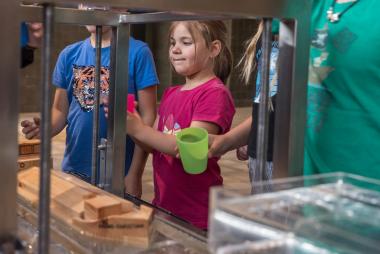 Am Modell können die Gäste nachvollziehen, wie das Schiffshebewerk funktioniert.<br>Foto: LWL / Philipp Harms