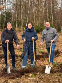 Bei der Pflanzung in Vreden-Ammeloe auch dabei: (v.l.) Matthias Gundler, Betriebsleiter des LWL-Bau- und Liegenschaftsbetriebes, Pauline Bilstein, Umweltbeauftragte, und Markus Hengstmann, Referatsleiter des LWL-BLB.&lt;br&gt;Bild: LWL/BLB 