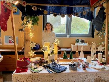 Die ZenTRO-Mitarbeiterin Celina Pelmer verkaufte in der Gärtnerei handgearbeitete Weihnachtsdeko.<br>Bild: LWL
