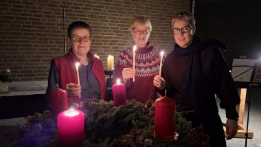 Den Adventsimpuls in der Auferstehungskirche der LWL-Klinik Dortmund gestalteten (v.l.) Pfarrerin Susanne Kuhles, die Ehrenamtliche Jutta Arendt und Pfarrerin Anke Thimm.<br>Bild: LWL/Philipp Stenger