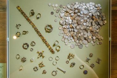 Dieser Schatzfund wurde einem jüdischen Bewohner Münsters zugeordnet. 1. Hälfte 14. Jahrhundert. Silber, Gold, Edelsteine.<br>Foto: LWL/ B. Mazhiqi