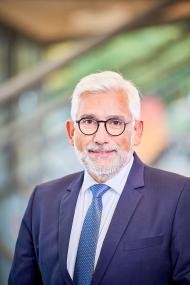 Bochums Oberbürgermeister Jörg Lukat, Kabarettist Frank Goosen und Schauspielerin Maria Wolf treten gemeinsam in der Kulturveranstaltung des LWL-Universitätsklinikums Bochum und der Vincent gGmbH auf.<br>Bild: Stadt Bochum 