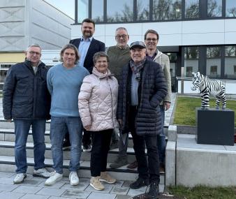 Erste Reihe (v.l.): Wolfgang Kleine (Beisitzer), Stefan Gilles (Beisitzer), Bärbel Bredenbach (Mitglied des Fördervereins), Björn Pförtzsch (1. Vorsitzender). <br>Zweite Reihe (v.l.): Dr. Daniel Napieralski-Rahn (Schriftführer), Peter Kirchhoff (Schatzmeister), Prof. Dr. Dr. Martin Holtmann (2. Vorsitzender). Nicht auf dem Foto ist Thomas Linnemann (Beisitzer).<br>Foto: LWL
