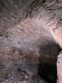 Blick in den gewölbten Raum und Zugang zu dem gemauerten Brunnen im Hintergrund.<br>Foto: EggensteinExca, Robert Gündchen