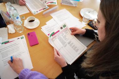 Die Projekttrainerinnen und -trainer prüfen Arbeitsmaterial zum Themenfeld Hate Speech auf die Umsetzbarkeit im Unterricht.<br>Foto: LWL/ Jessica Best 