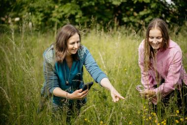 Bürgerwissenschafter:innen melden ihre Naturbeobachtungen und tragen so zur Forschung und Naturschutz bei.<br>Foto: LWL/Steinweg 