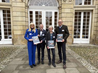 Freuen sich über das Erscheinen des neuen Forschungsbandes zu Corvey: Dr. Barbara Rüschoff-Parzinger, LWL-Kulturdezernentin, Prof. Dr. Michael M. Rind, Direktor der LWL-Archäologie für Westfalen, Dr. Kristina Krüger, Hauptautorin der Publikation, Dr. Holger Mertens, LWL-Chefdenkmalpfleger.<br>Foto: LWL 