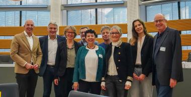 v.l.: Dr. Georg Lunemann, der Direktor des LWL, Staatssekretär Lorenz Bahr, Wilhelmine Geenen, LWL-Landesjugendam, Jürgen Schattmann vom NRW-Familienministerium, Hilde Kugler, Bundesinitiative Netzwerk KvI, Thomas Wendland, Diakonie für Bielefeld, Jutta Möllers, LWL-Landesjugendamt, Prof. Dr. Stefanie Kemme, Universität Münster und Prof. Dr. Philipp Walkenhorst, Vorsitzender des Landespräventionsrates NRW.<br>Foto: LWL/Alexandra Heckhuis