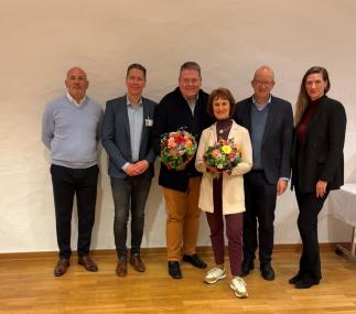 Der Kaufmännische Direktor, Matthias Grimm (v.l.), Pflegedirektor Stefan Schuchardt, LWL-Maßregelvollzugsdezernent Tilmann Hollweg und Dr. Lisa Maria Niemeyer, Therapeutische Direktorin, gratulierten Bürgermeister Kai Abuszat und Heike Hachmann (Mitte) mit Blumen.<br>Foto: LWL