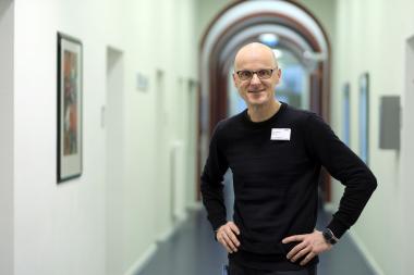 Sozialarbeiter Lutz Bittner leitet seit zehn Jahren die Angehörigenreihe des LWL-Universitätsklinikums Bochum.<br>Foto: LWL / Dietmar Wäsche