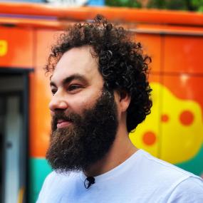 Der Autor, Sozialunternehmer und Politikberater Dominik Bloh spricht im LWL-Museum für Kunst und Kultur über Heimat, Obdachlosigkeit und Solidarität.<br>Foto: Amadis