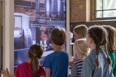 Auf großen Bildschirmen erwachen die alten Maschinen des Hebewerks wieder zum Leben. <br>Foto: LWL / Philipp Harms