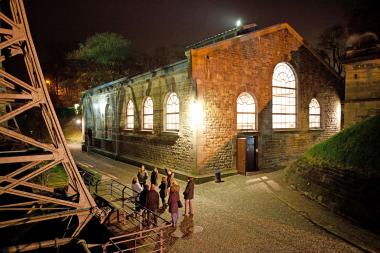 Das beleuchtete Oberhaupt des Schiffshebewerks Henrichenburg. <br>Foto: LWL / Annette Hudemann