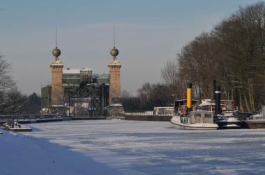 Die Schiffe des Museums im zugefrorenen Kanal.<br>Foto: LWL/ Annette Hudemann
