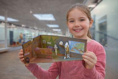 Beim Familiensonntag im Januar werden die Besuchenden zu Ausstellungsmacher:innen, wenn aus Pappe, Farbe und vielem mehr kleine Dioramen entstehen:<br>Foto: LWL/S. Holländer, J. Mühlenbrock, M. Stobberg, mit Hilfe von KI erweitert