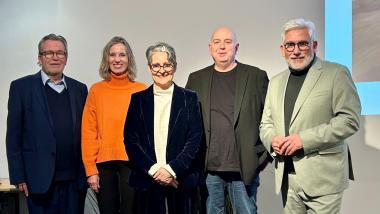 Erzählten und tauschten sich im LWL-Universitätsklinikum Bochum aus (von links): Ärztlicher Direktor Prof. Georg Juckel, Vinzenz-Geschäftsführerin Petra Funke, Schauspielerin Maria Wolf, Kabarettist und Autor Frank Goosen sowie Bochums Oberbürgermeister Jörg Lukat.<br>Bild: LWL/Rosa Sommer