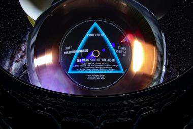 Die Musik der Band Pink Floyd gibt es am Abend im Planetarium, neben weiteren Musikshows, zu erleben.<br>Foto: ©2023 Pink Floyd