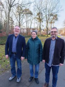 Die erste Genesungsbegleiterin Andrea Zingsheim zusammen mit Pflegedirektor Prof. Dr. Michael Löhr und dem stellv. Pflegedirektor Prof. Dr. Michael Schulz.<br>Foto: LWL / Brockmeyer