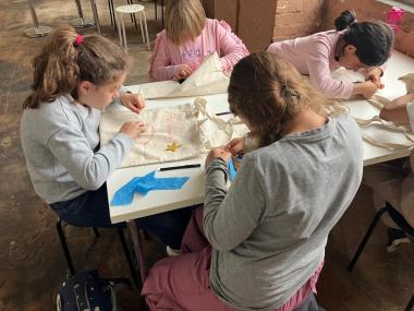 Viele Programme im Textilwerk sind darauf ausgerichtet, Kinder und Jugendliche für einen nachhaltigen Umgang mit natürlichen Ressourcen zu sensibilisieren.<br>Foto: LWL 