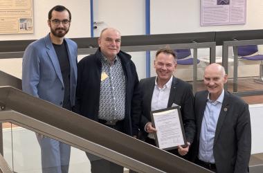 Die LWL-Kliniken Dortmund und Hemer sowie die Wilfried-Rasch-Klinik sind weiterhin EMAS-zertifiziert. Es freuen sich (v.l.): Jan Engelbrecht (Umweltmanagement-Beauftragter), Michael Lück (Technischer Leiter), Dirk Schuwerack (Abteilungsleiter Dienstleistungen) und Bernhard Schwager (Umweltgutachter).<br>Foto: LWL
