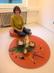 Sandra Wormland setzt unterschiedliche Klangschalen ein.<br>Foto: LWL / Seifert