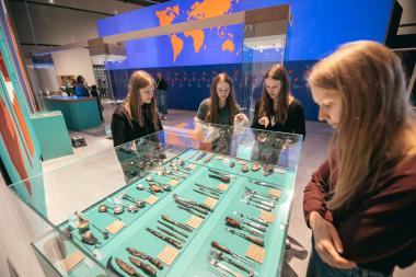 Aus dem Löffel entsteht ein Ring beim Schmuck-Workshop im LWL-MAK. <br>Foto: LWL / M. Hömberg