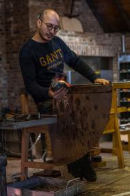 Glasdesigner Rejwan Toplu bei der Arbeit in der Produktion des LWL-Museums Glashütte Gernheim.<br>Foto: LWL / Philipp Harms