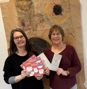 Laden zur Kunstausstellung ins Künstlerhaus Repke ein: (v. l.) Edith Schürmann, Lehrerin der Frida-Kahlo-Schule, und Birgit Frieda Amhoff, Künstlerin.<br>Bild: LWL/Edith Schürmann