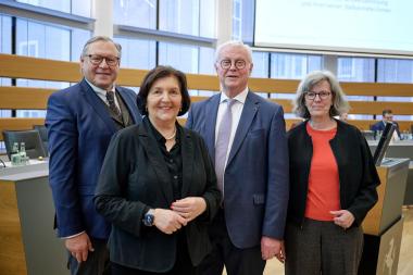 Die neue Vorsitzende der LWL-Landschaftsversammlung Eva Irrgang (2.v.l.) mit ihrem Vorgänger im Amt, Klaus Baumann (2.v.r.), und den neuen stellvertretenden Vorsitzenden Ludger Samson (ganz l.) und Anneli Hegerfeld-Reckert.<br>Foto: LWL/Nikolaus Urban