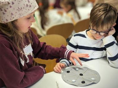 Am Familiensonntag im Februar können die Besuchenden römische Brett- und Würfelspiele nach Herzenslust ausprobieren. <br>Foto: LWL / J. Großekathöfer