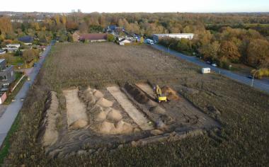 Luftbild über die Grabungsfläche zu Anfang November 2025, Blickrichtung nach Osten. Im Hintergrund ist der moderne Friedhof und rechts mittig am Bildrand der "Russenfriedhof" zu erkennen. <br>Foto: EggensteinExca