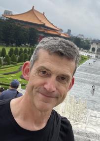 Autor Jens Kastner hat 15 Jahre in Taiwan als Journalist gearbeitet, nun liest er aus seinem Debüt-Roman "Fette Kois" in Haldem. <br>Foto: privat